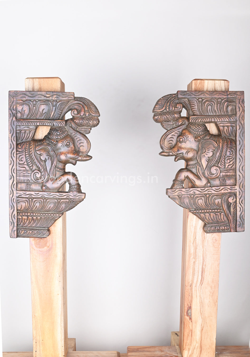 Handled Easy Light Weight Fine Finishing Upraised Elephants Wall Brackets 15"