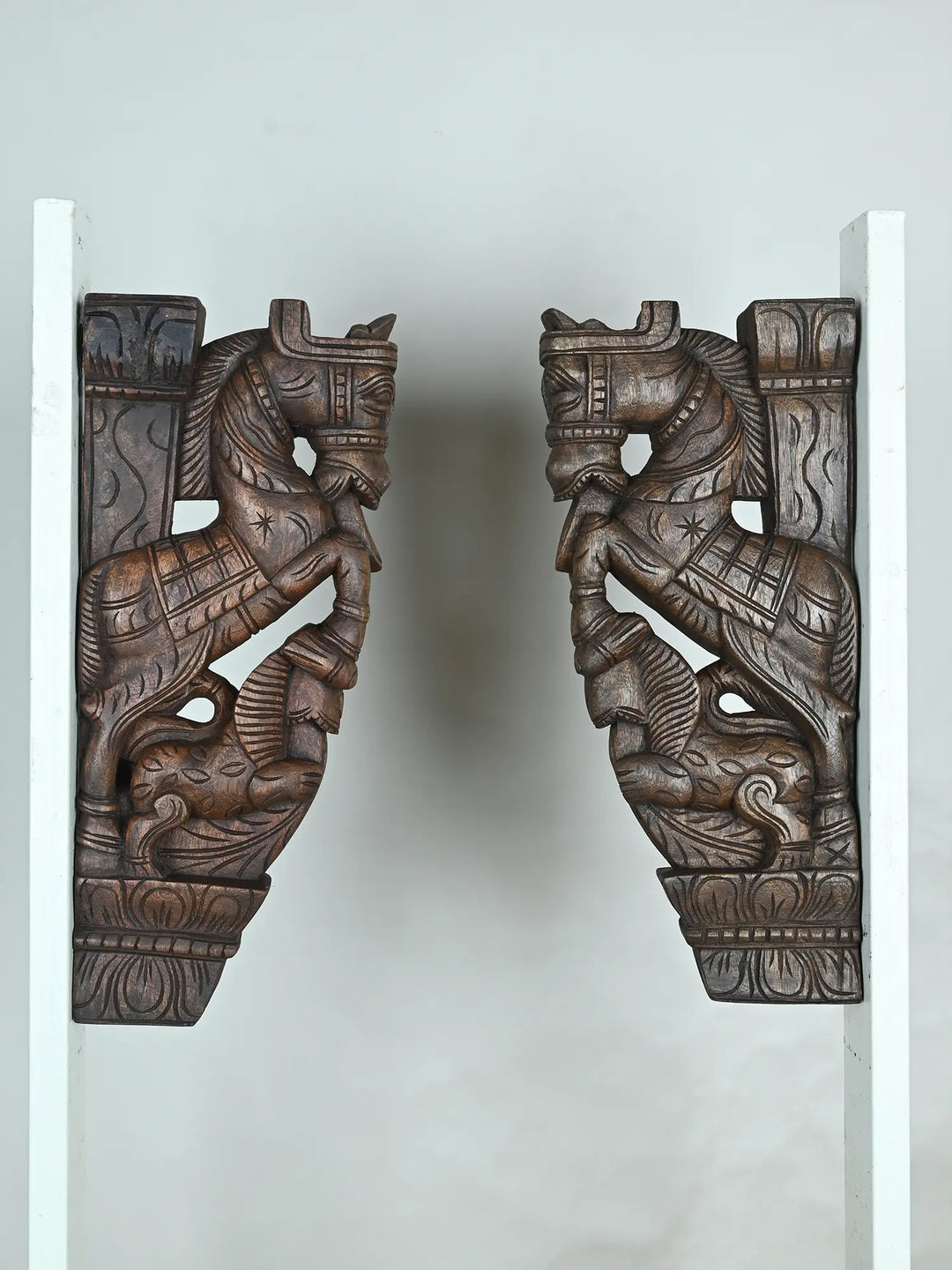 Wooden horse with yali bracket