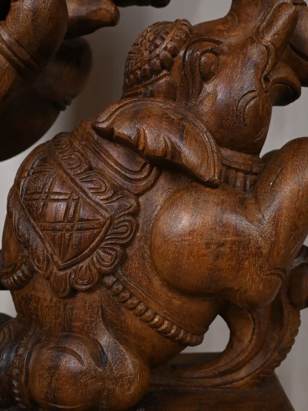 Wooden Yaali With Elephant bracket 36"